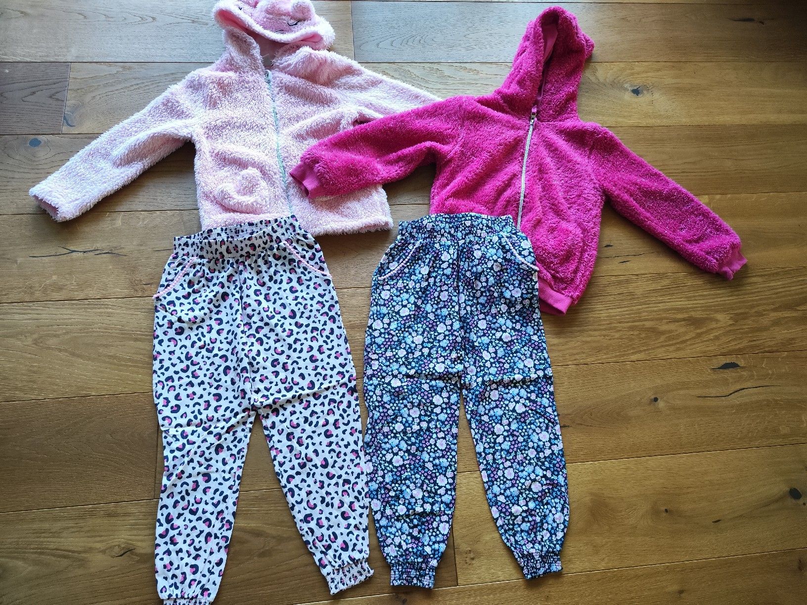 Lotti & Set di vestiti: Mädchen Kleiderpaket Grösse 122,  13 Teile – Usato da Kriens venduto da Xonox 2