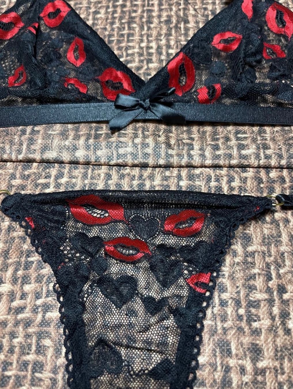 Altra biancheria intima: Completo intimo nuovo con pizzo nero e decoro baci rossi – Nuovo e nell'imballaggio originale da Locarno venduto da Fixed8 2