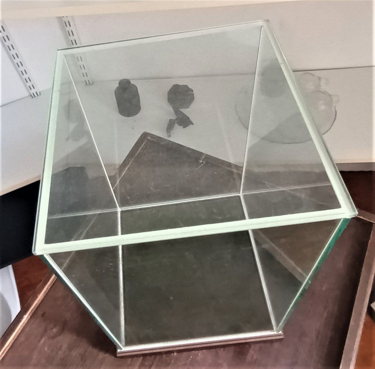 Vetrine: Glasvitrine mit Glockenabdeckung, Sockel Messing. – Usato da Vaduz venduto da Bergtiger 2