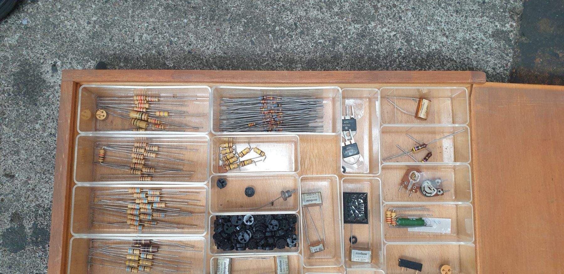 Componenti elettronici: Elektronik Kleinteile – Usato da Müllheim Dorf venduto da Linus18 4