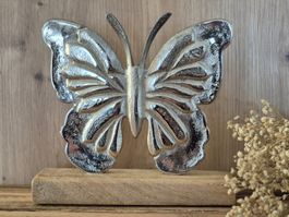 Silberne Schmetterling Dekofigur auf Holzsockel, neu