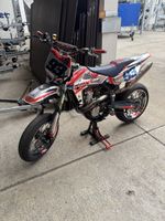 Husqvarna Supermoto Motorrad mit Reifenwärmern top Zustand