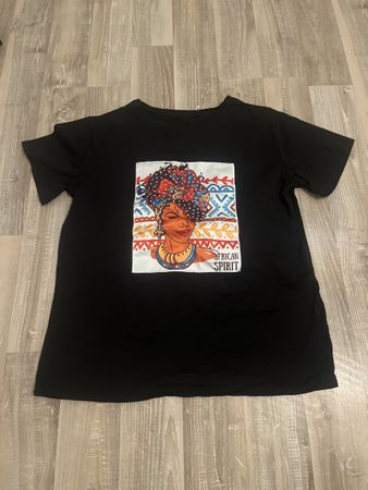T-Shirt noir à motifs