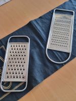 Zwei Küchenreiben, Gemüsereiben, Käsereiben aus Inox