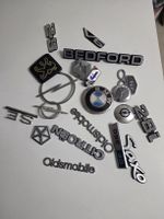 Diverse Auto Embleme und Schriftzüge Konvolut
