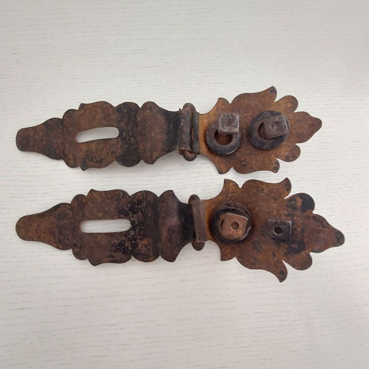 Alte Schlüssel und Beschläge aus Eisen vor einem Antiquitätenladen