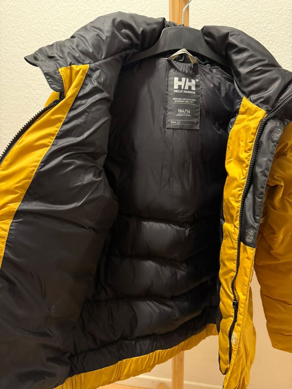 Helly Hansen Giacche: Helly Hansen Winterjacke, Grösse 164/14, Gold/Schwarz – Usato da Thun venduto da Sde 2