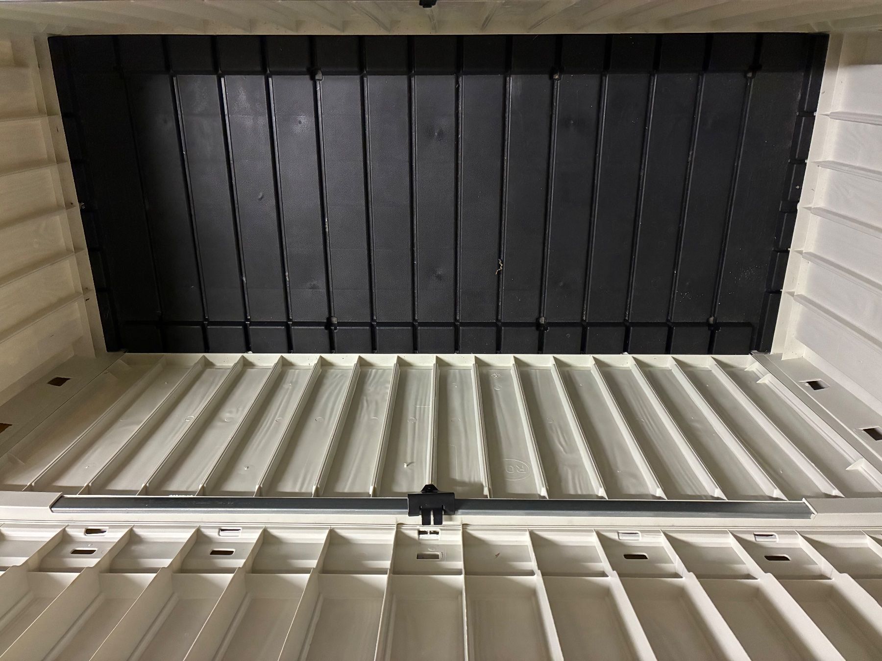 Keter Coffres de rangement: Keter Rockwood Gartenbox weiss – D'occasion à Chur par nic_mk9p 3