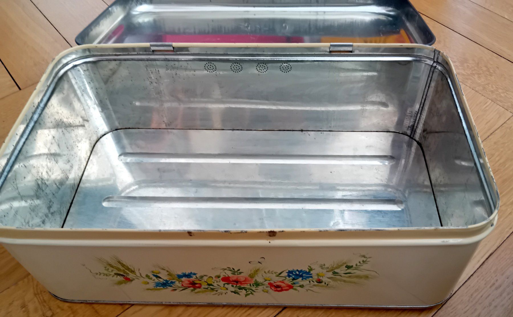 Dosen: Grande boîte à pain vintage, métal, décor prairie et fleurs – Gebraucht aus Neuchatel von Vlenoble 4