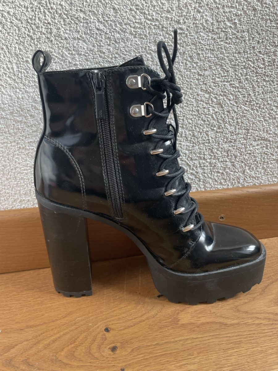 Zara Scarpe da donna: Patent Black Lace Up Platform Boots - Size 39 – Nuovo (secondo la descrizione) da Roche VD venduto da closetcleanse 4