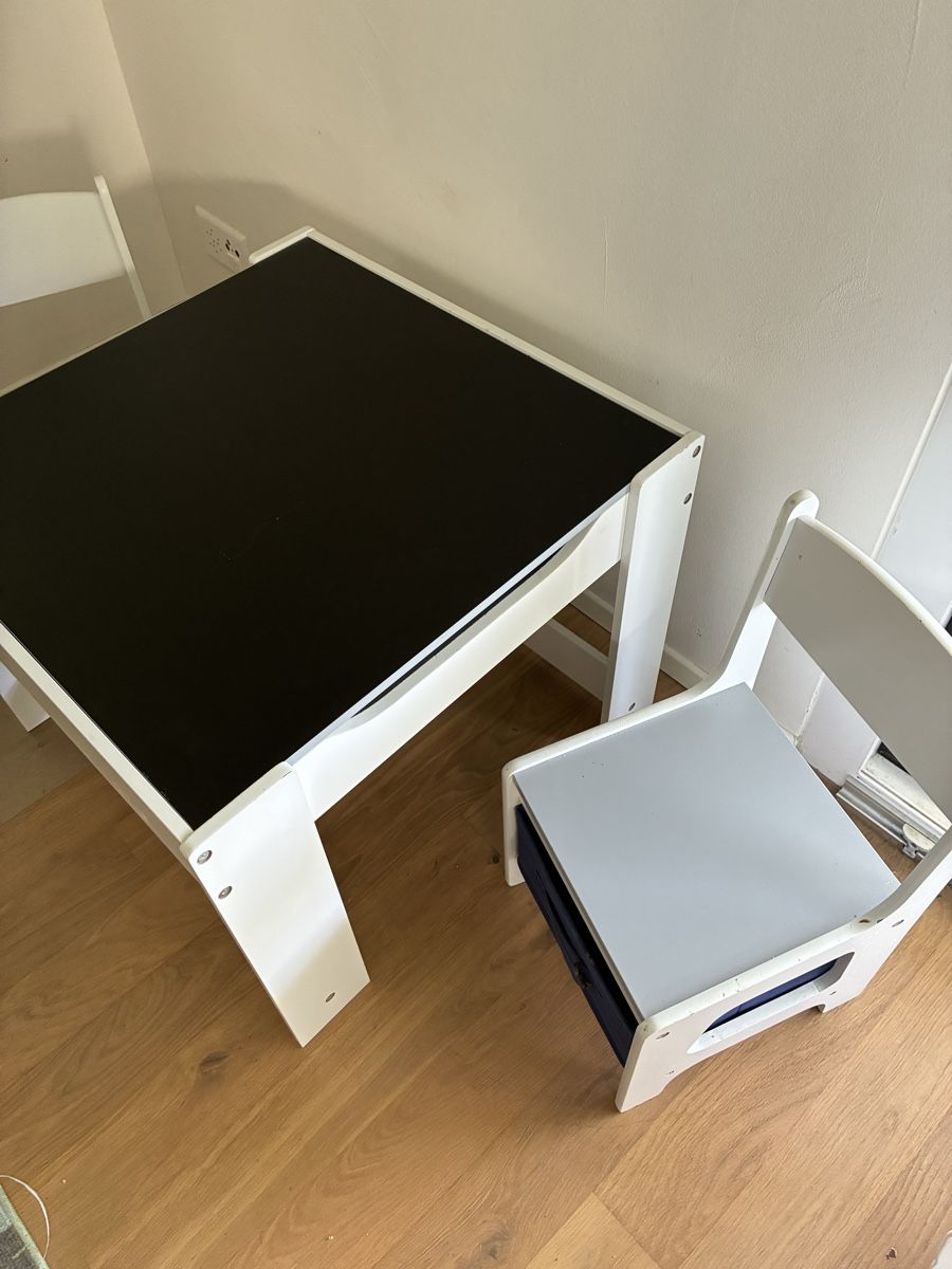 Set di tavolo e panche: Kindertisch mit 2 Stühle und Stauraum – Usato da Saland venduto da Francyherrera 2