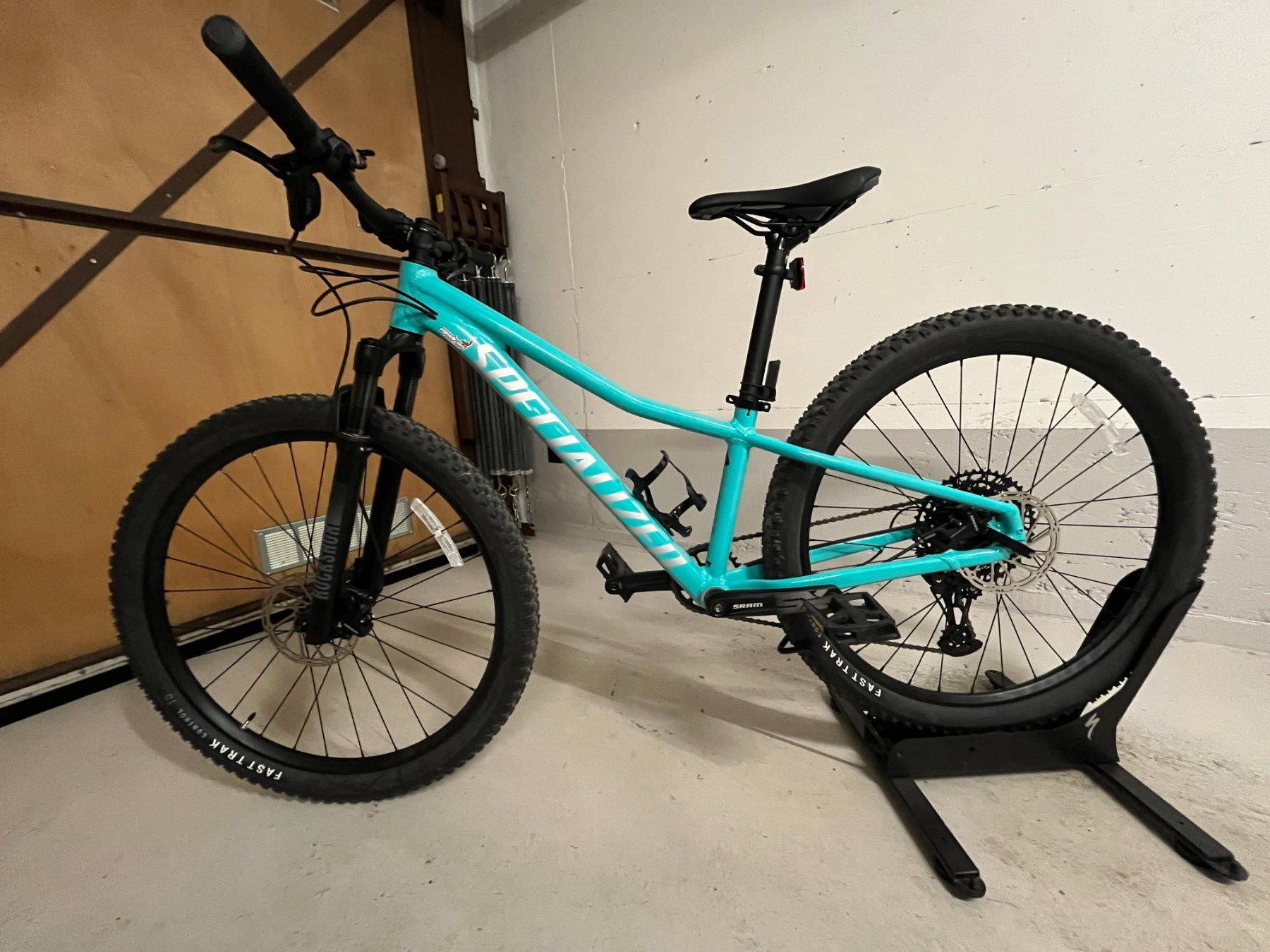 Specialized Velos: Specialized Rockhopper Expert 27.5 - année 2023 – Neu (gemäss Beschreibung) aus Versegères von rebellion
