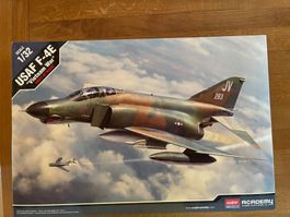 Academy 1:32 USAF F-4E Phantom mit Zurüstteilen