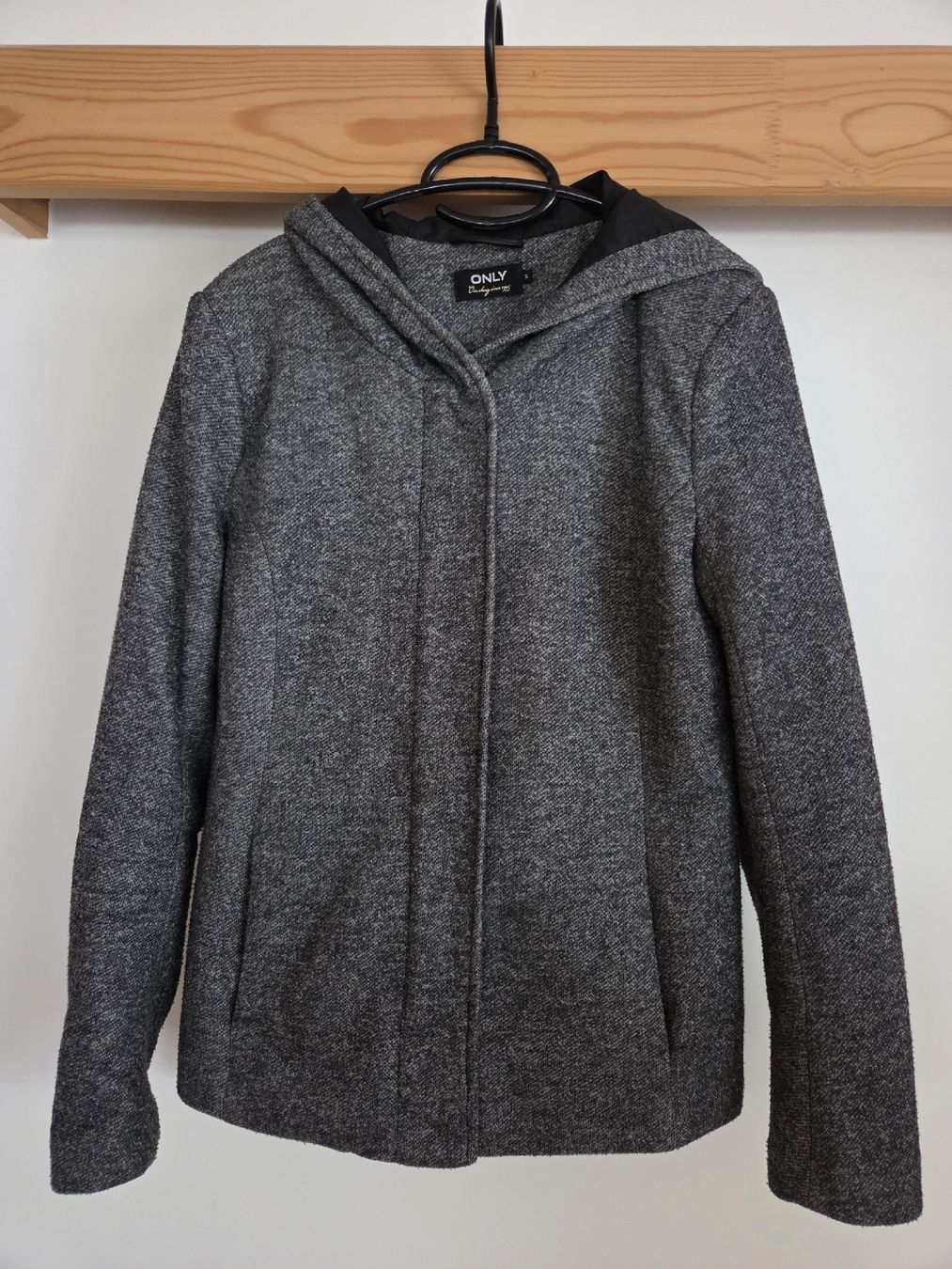 Only Jacken: Veste à capuche ONLY gris taille S bon état – Gebraucht aus Praz-de-Fort von val_j9xs