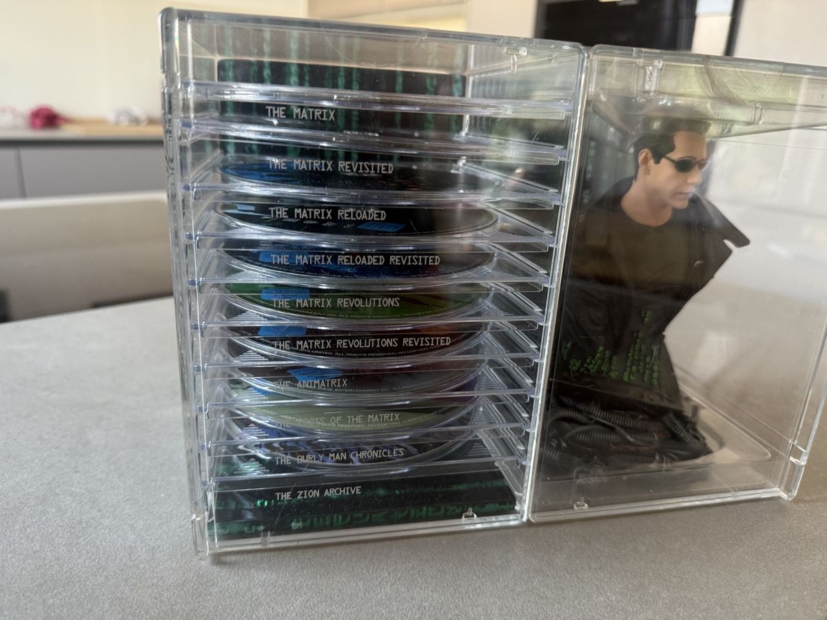 Alle DVDs: Ultimate Matrix Collection DVD Set mit Neo Figur – Neu und originalverpackt aus Holderbank AG von JohnPaul76 2