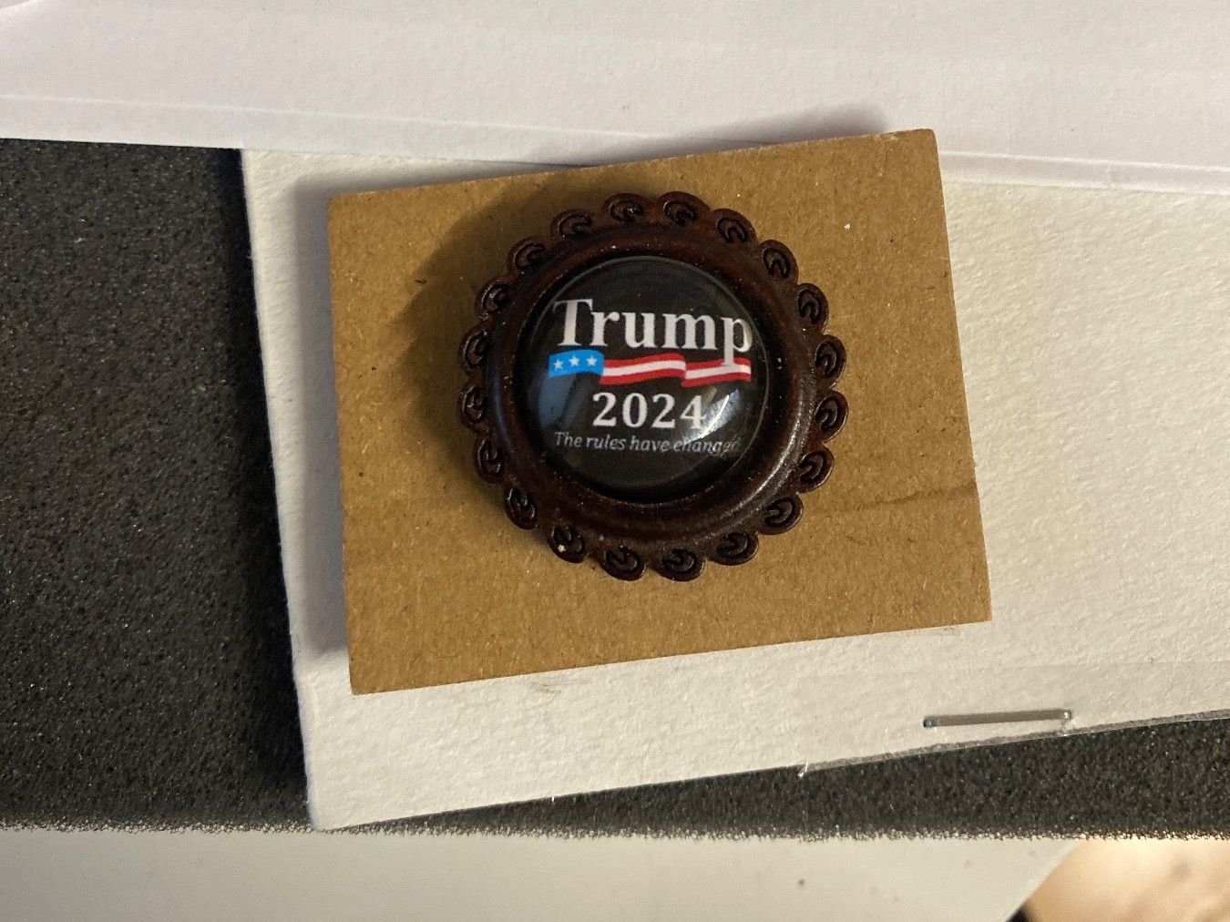 Broches & Aiguilles: BROCHE - DONALD TRUMP 2024 – Neuf (Voir description) à Le Brassus par cinema13