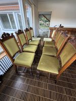 8 antike/vintage Esszimmerstühle aus Massivholz – geschnitzt