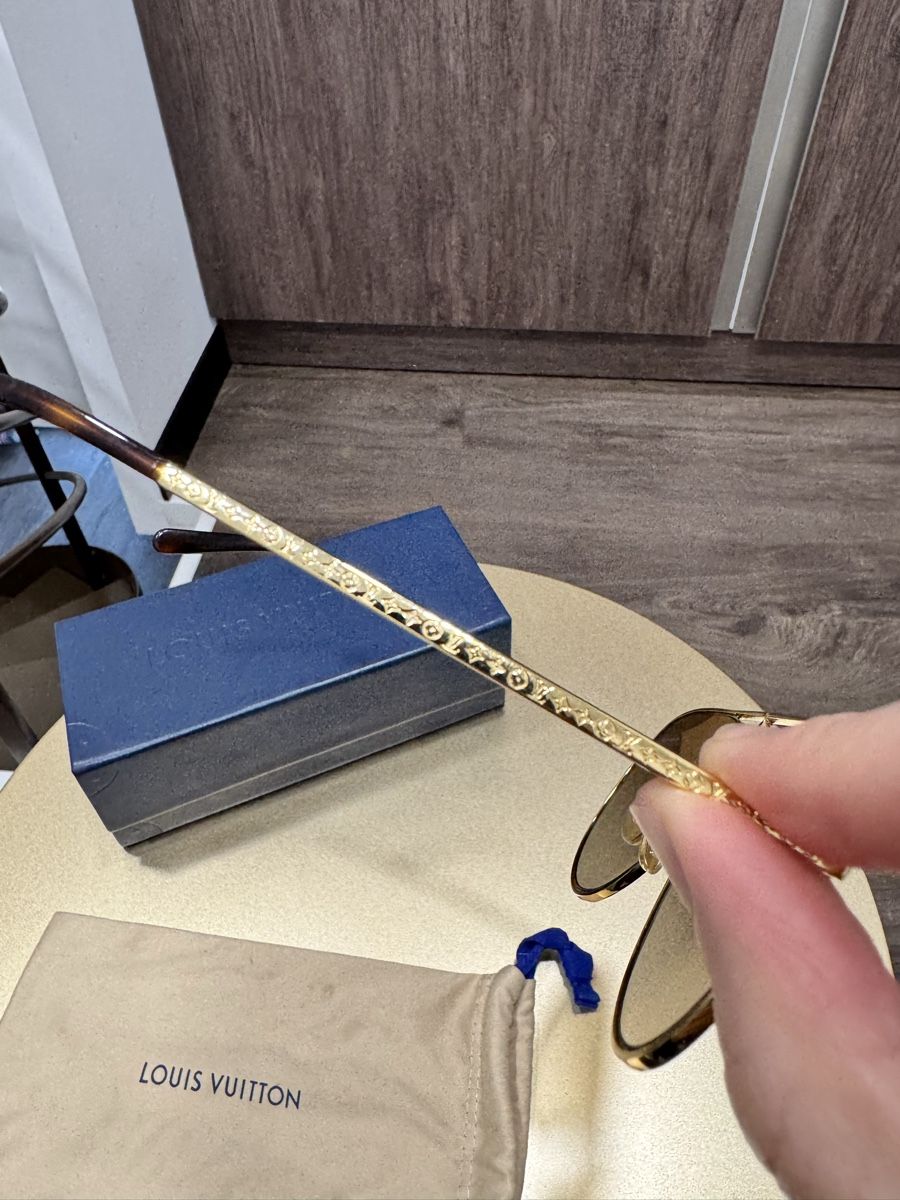Louis Vuitton Occhiali & Lenti: Louis Vuitton Sunglasses Gold Aviator, new – Nuovo (secondo la descrizione) da Thonex venduto da Lux_brands01 2