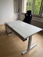 Höhenverstellbarer Schreibtisch weiss mit Steckleiste
