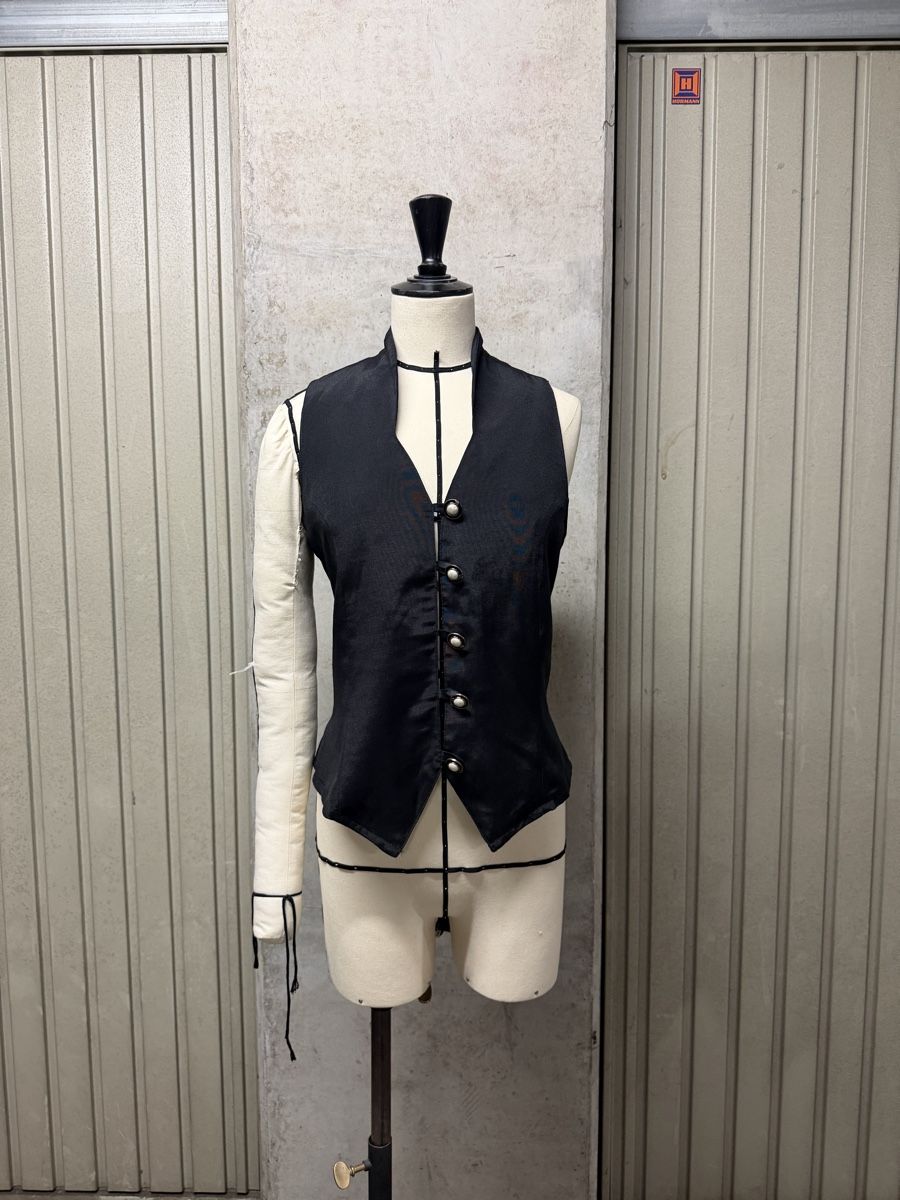 Gilets: GILET NOIR À QUEUE DE PIE – Neuf (Voir description) à Petit-Lancy par phikipi