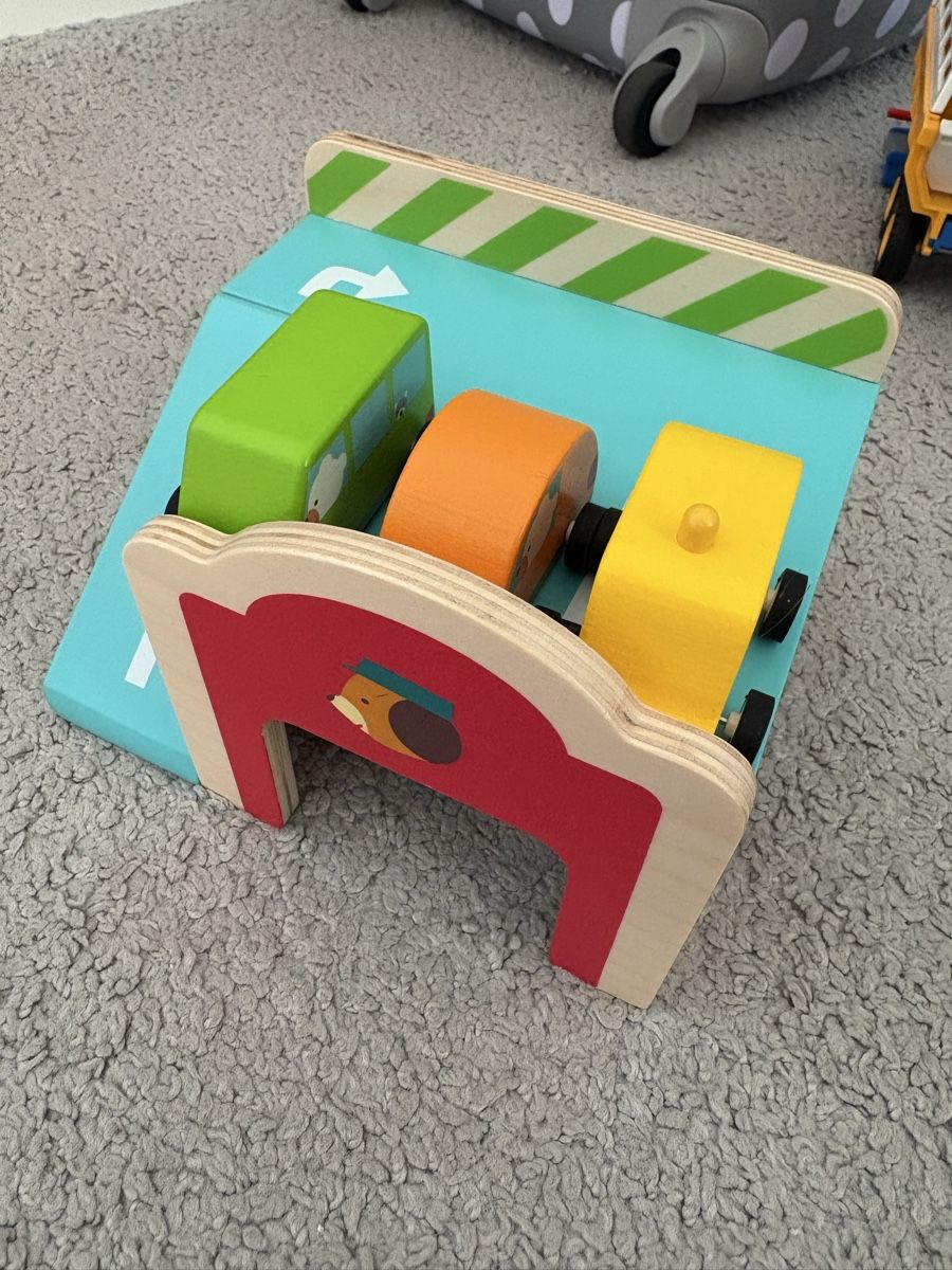 Djeco Spielzeuge: Djeco Minigarage mit 3 Autos – Gebraucht aus Zofingen von SaraMay 3