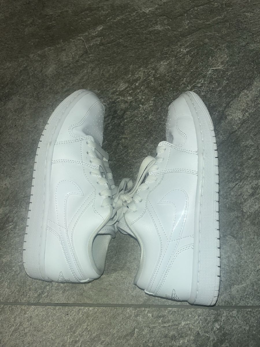 Jordan Herrenschuhe: Air Jordan 1 Low Triple White – Gebraucht aus Neftenbach von anisha_capone 1
