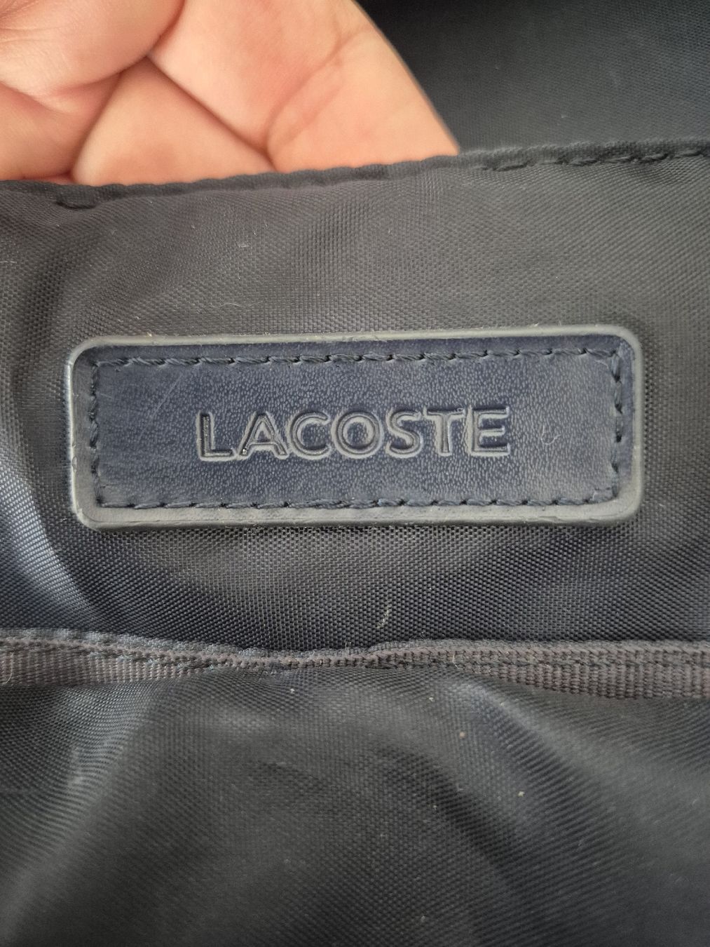 Lacoste Zaini: Schwarzer Lacoste Rucksack mit Laptopfach – Usato da Niederrohrdorf venduto da Sistarr 2