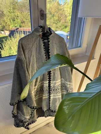 Damen Poncho grau gemustert neuwertiger Zustand