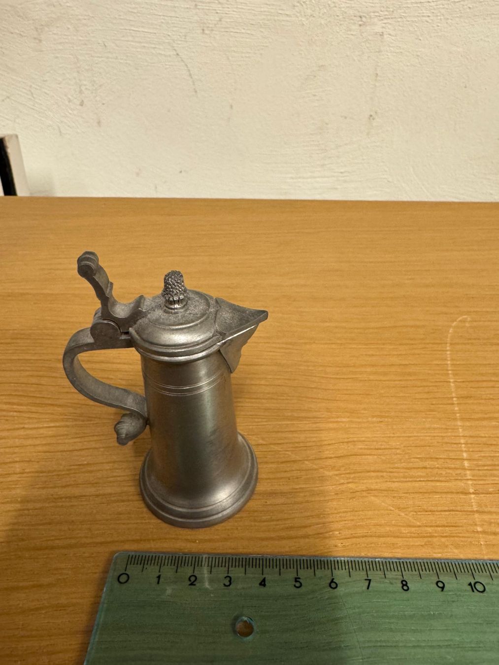 Karaffen: Antiker Zinn Krug Miniatur mit Klappdeckel – Gebraucht aus Birsfelden von inf_l2yy