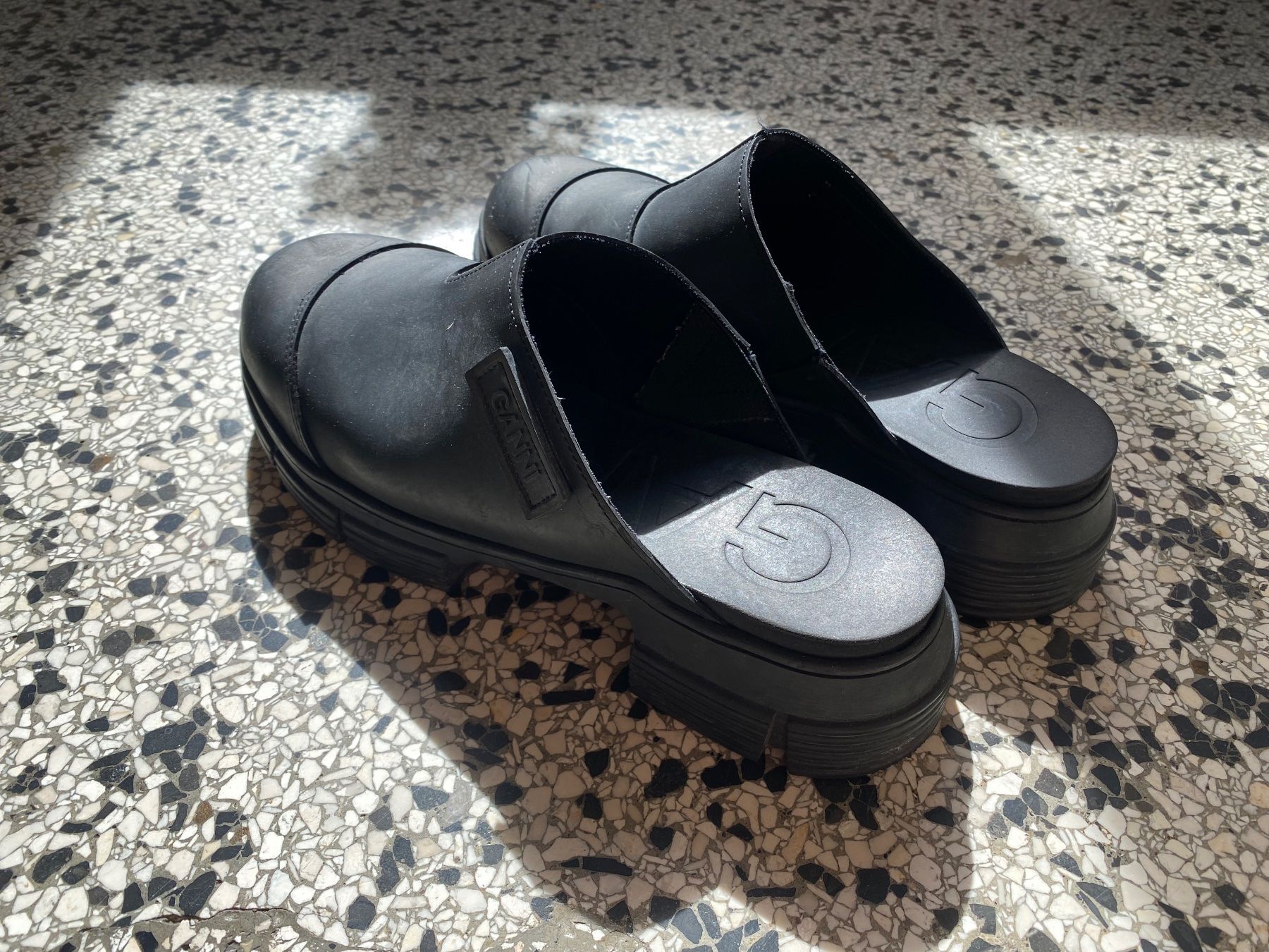 Ganni Damenschuhe: Ganni City Rubber Mules Clogs schwarz – Gebraucht aus Zürich von yokoko 1