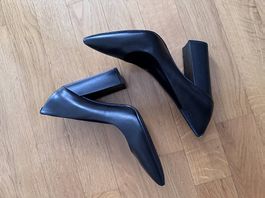 Lederheels Guess mit Blockabsatz