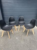 4 Stühle schwarz mit Holzbeinen 