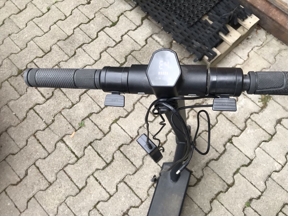 Voiturettes électriques: Elektro Scooter schwarz defekt E4 Fehler mit Ladegerät – Défectueux à Neuenhof par Tvr2 3
