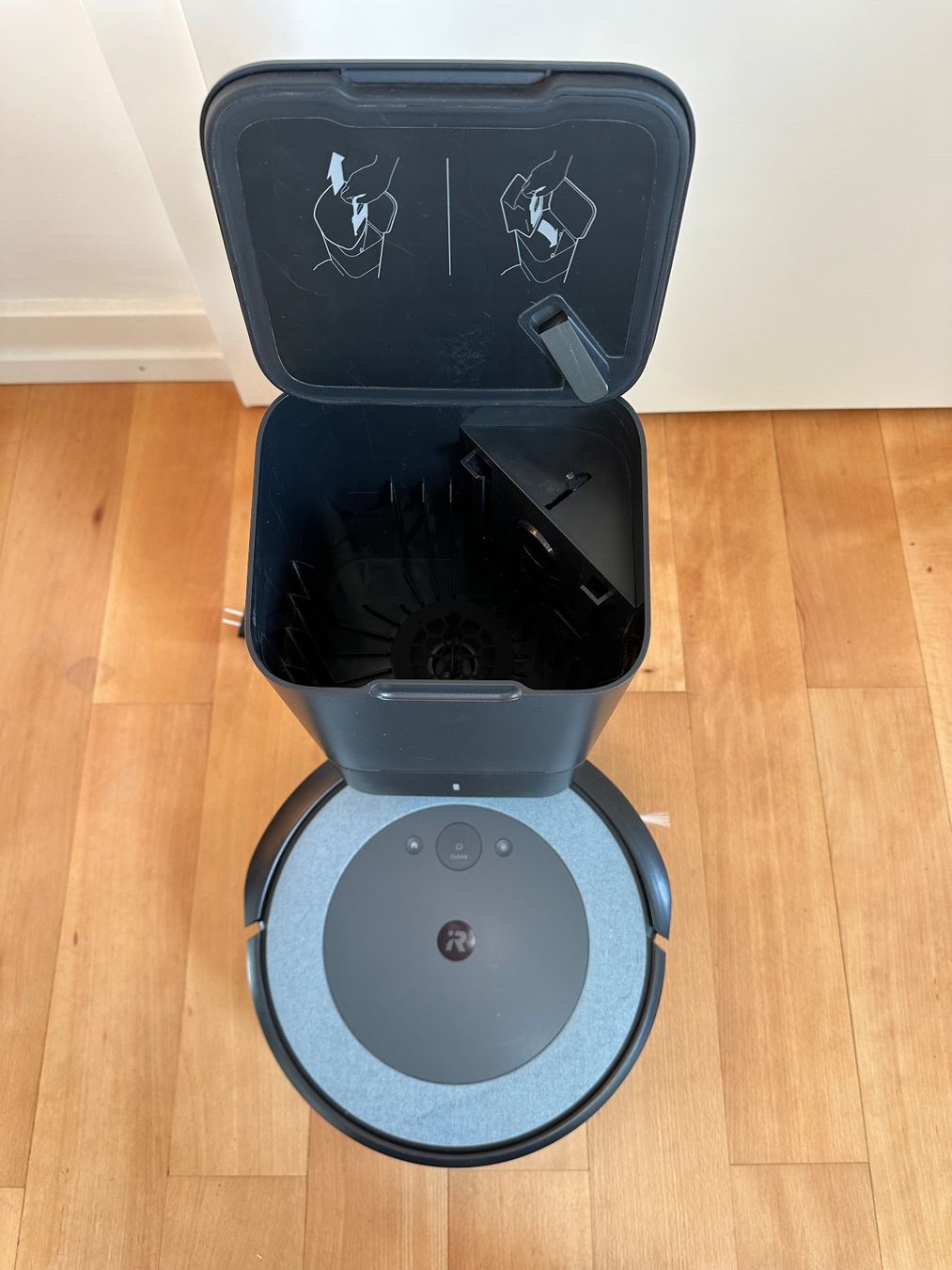 Irobot Staubsauger & Zubehör: iRobot Roomba i3+ mit Absaugstation – Gebraucht aus Stein am Rhein von ade_wd7s 2