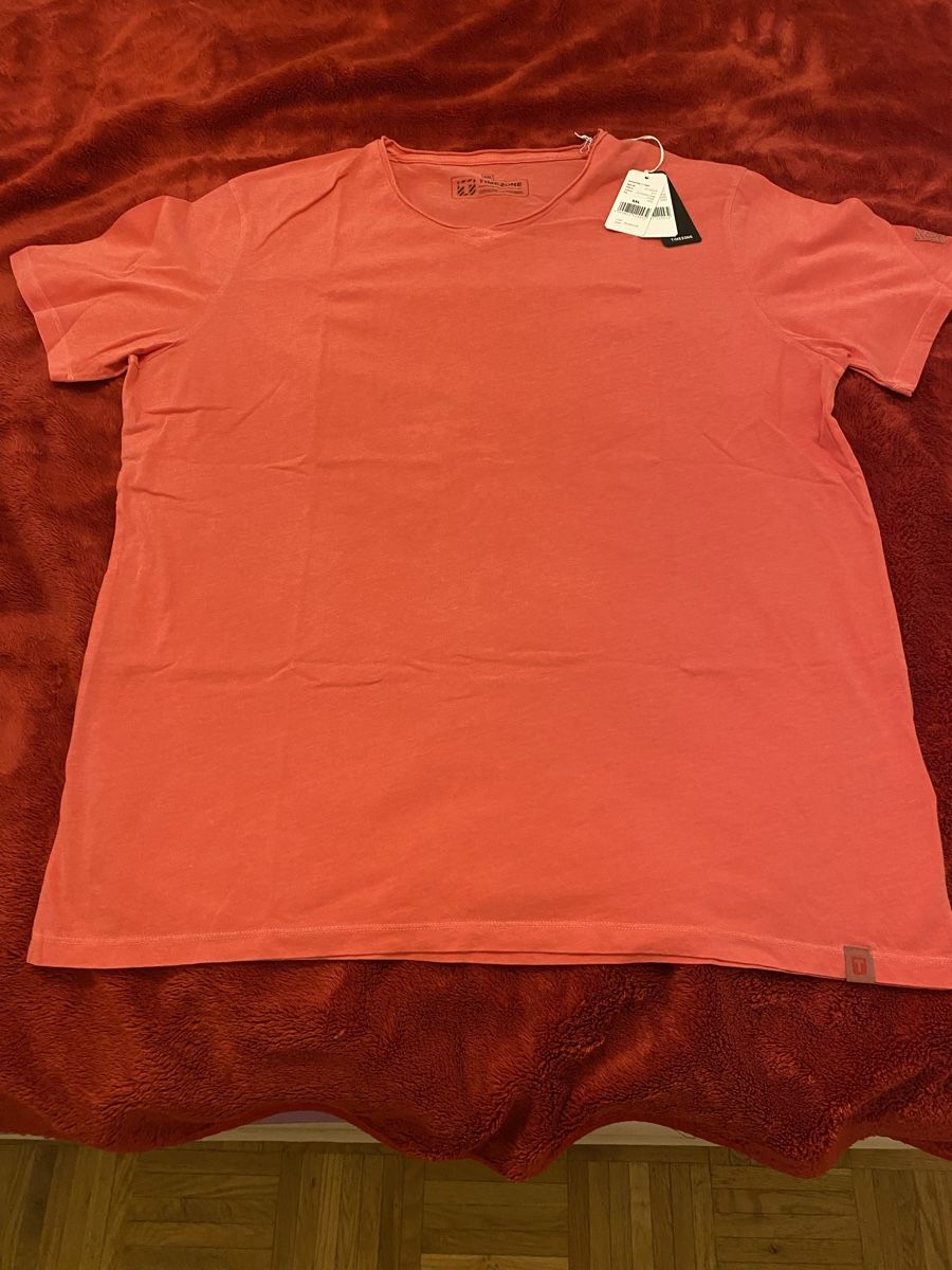 T-shirt: T Shirt – Nuovo (secondo la descrizione) da Berikon venduto da TheMangle