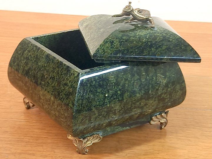 Portagioie: Boite de jade avec lézard en laiton – Usato da Ponts-de-Martel venduto da Henri-Louis 1