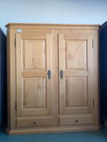 Massivholz-Kleiderschrank – klassischer Stil, mit Schlüssel