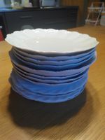13 weiße Teller / 13 assiettes blanches / 13 white plates