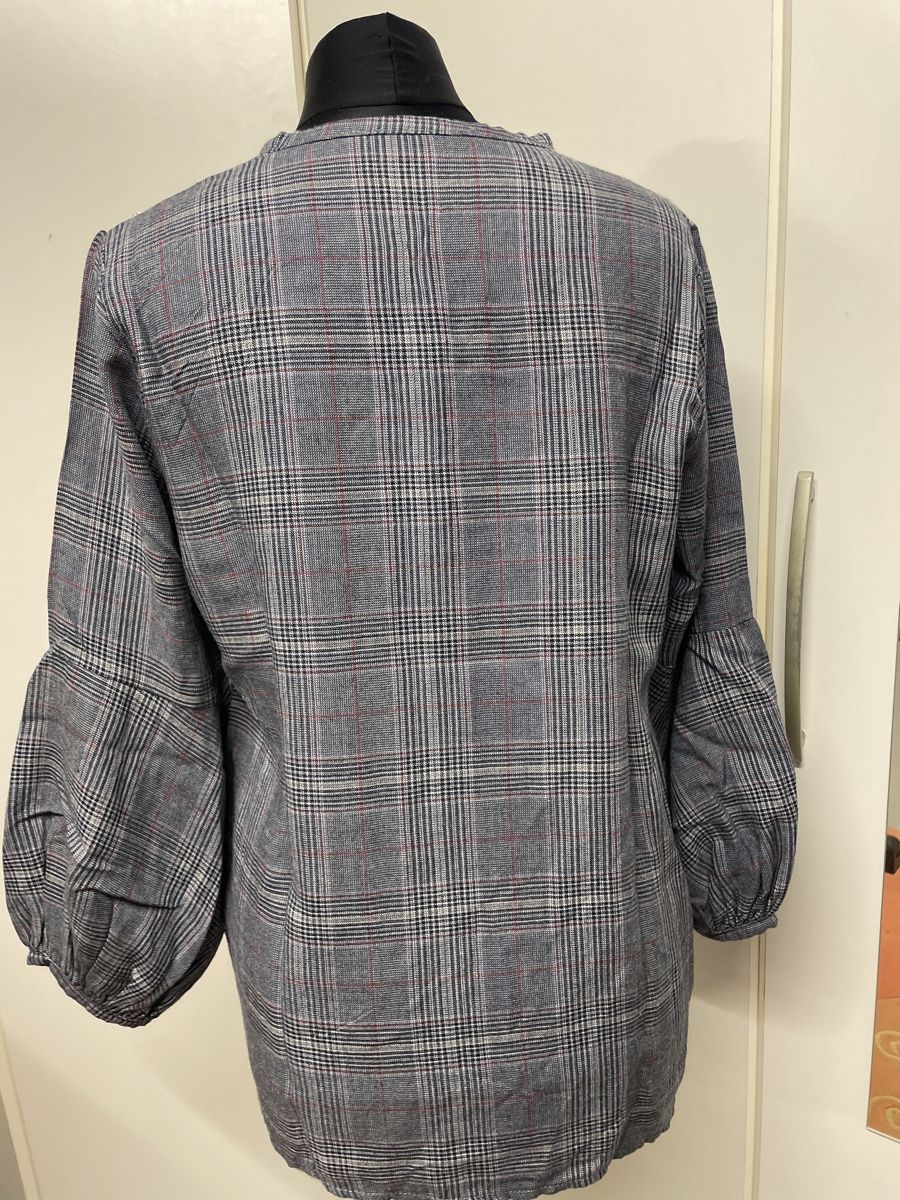 Blusen: Modische Bluse mit Karomuster & Strass-Details – Gebraucht aus Urdorf von Anassor 3