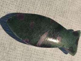 Rubin-Zoisit Fisch Anhänger Handschmeichler Glücksbringer 👍