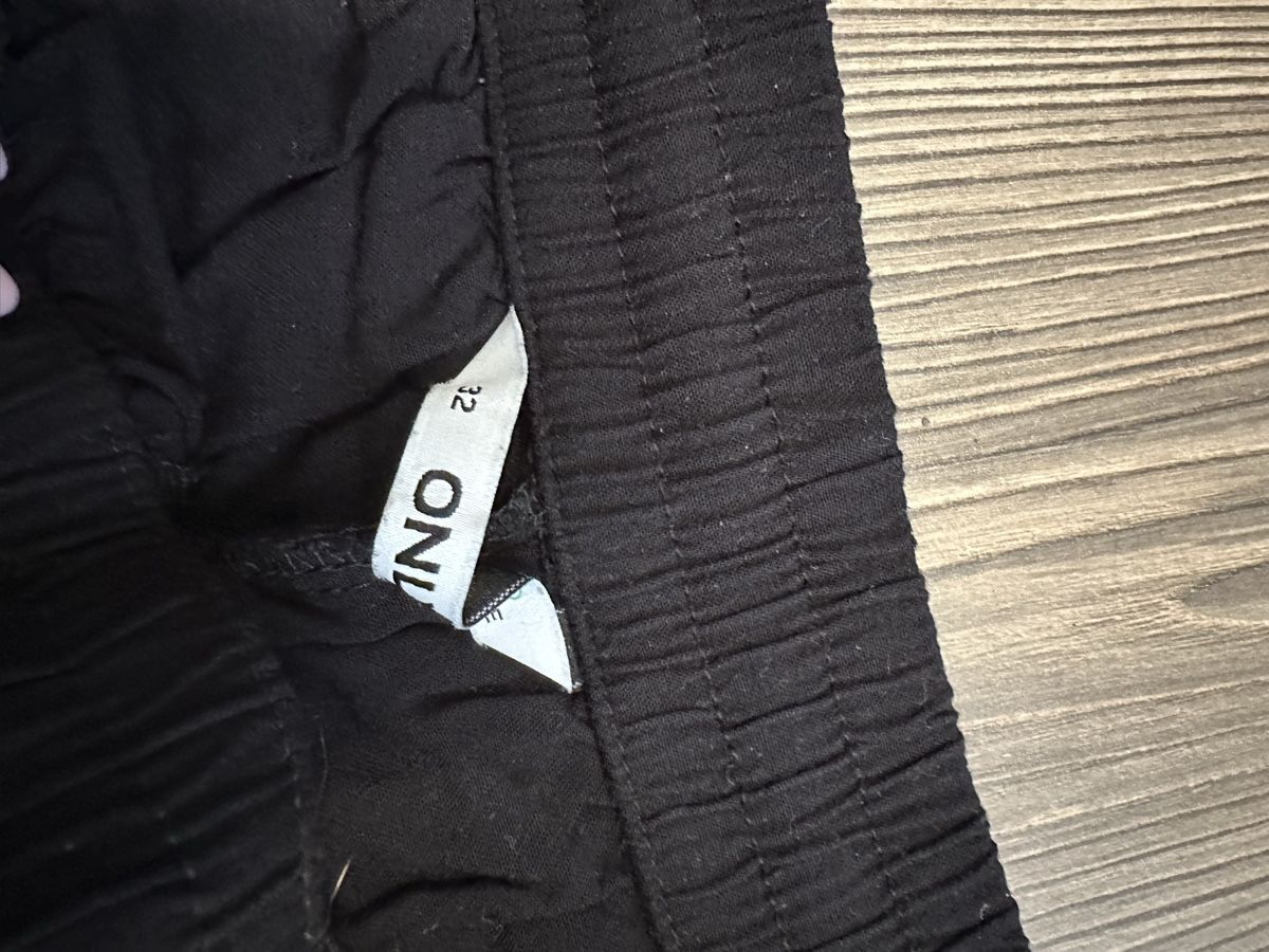 Only Pantaloni: Stoffhose schwarz Only Petite Gr. 32 – Usato da Schaanwald venduto da ael248 1