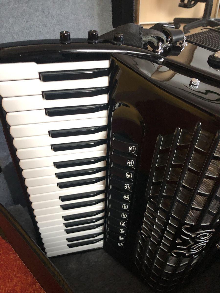 Strumenti musicali: Bugari Piano Akkordeon mit Convertor – Usato da Strengelbach venduto da FADOLU 1