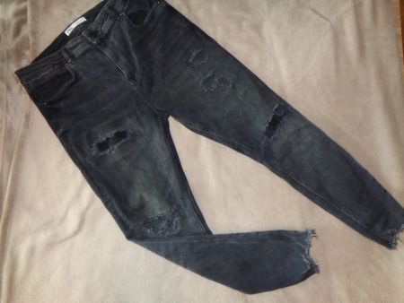Damen Jeans Zara grau Grösse 44 mit Rissen guter Zustand!