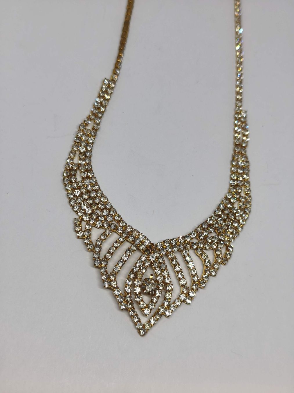 Ketten: Funkelnde Halskette, Modeschmuck, Goldfarben & Strass. – Defekt aus St. Gallen von GIULESGG 1