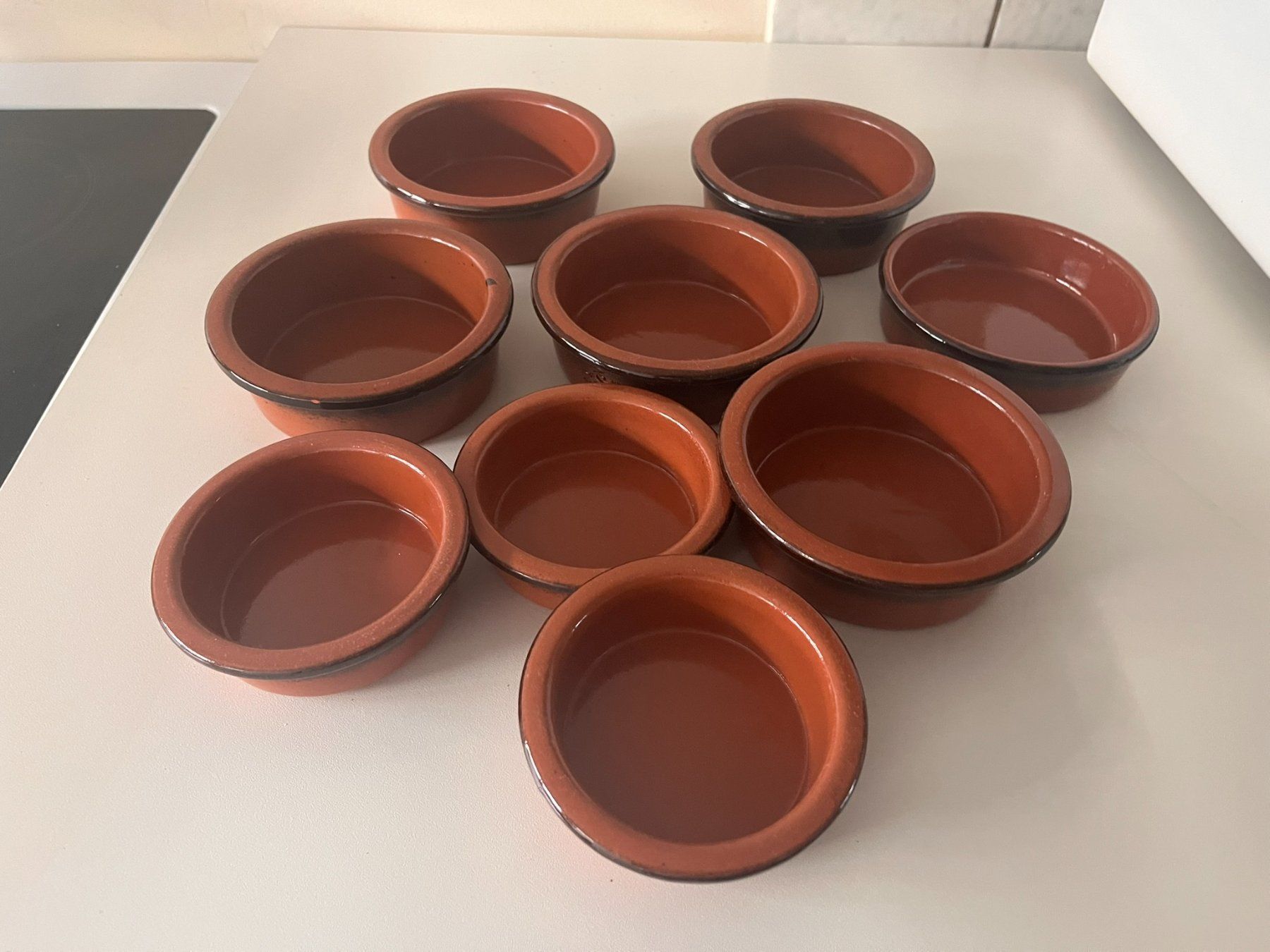 Piatti di portata: Lot de 9 cassolettes en terre cuite émaillée – Usato da Genève venduto da Obizzo