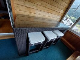 Bar-Tisch aus Rattan mit 6 Barhockern