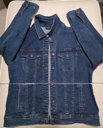 Klassische Jeansjacke in Blau Farbe neuwertiger Zustand