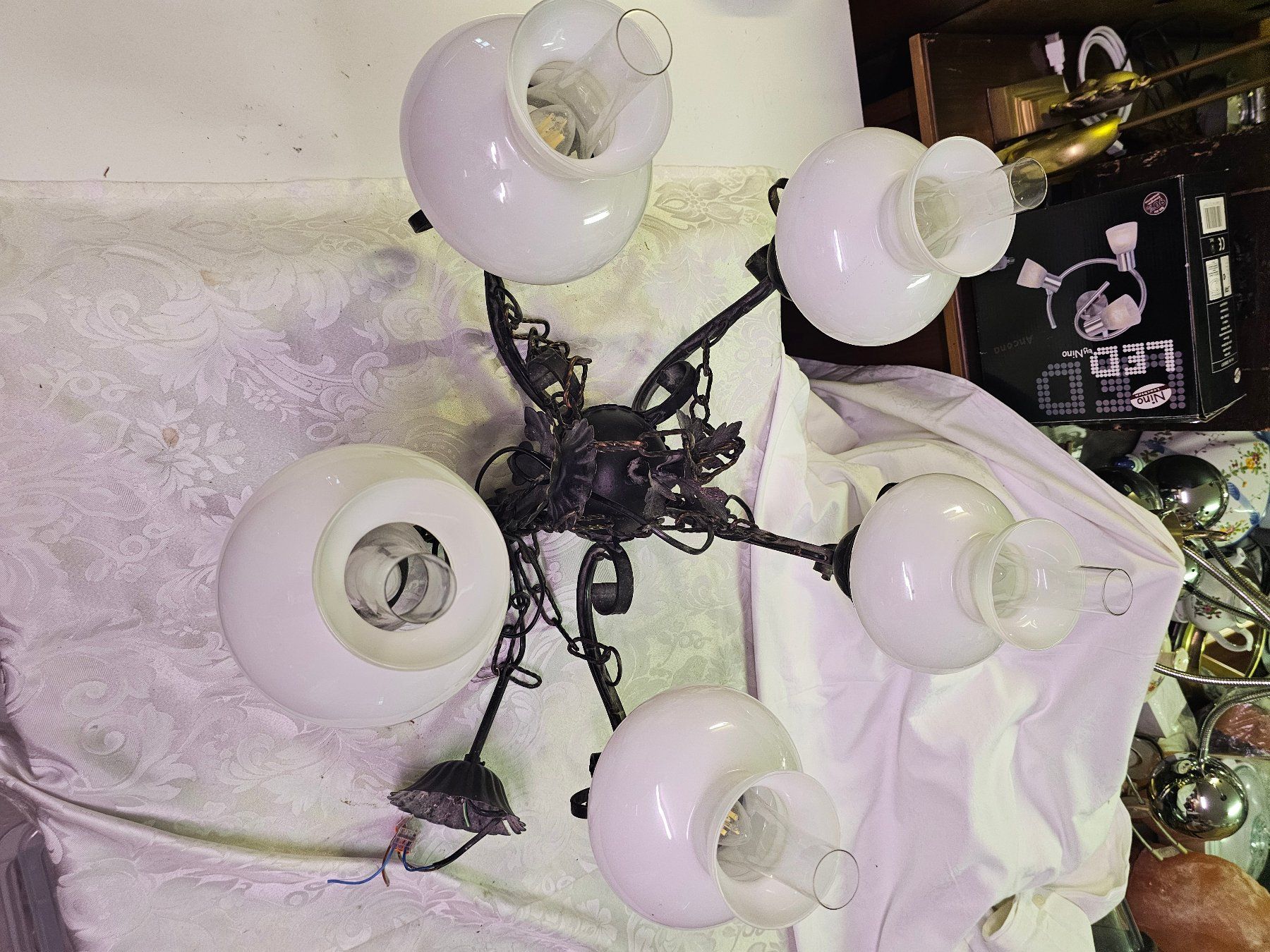 Lustres & lampes de plafonds: Deckenlampe mit 5 Glaskugeln Metallgestell gebraucht – D'occasion à Opfikon par Seebacherbrocki55555 1