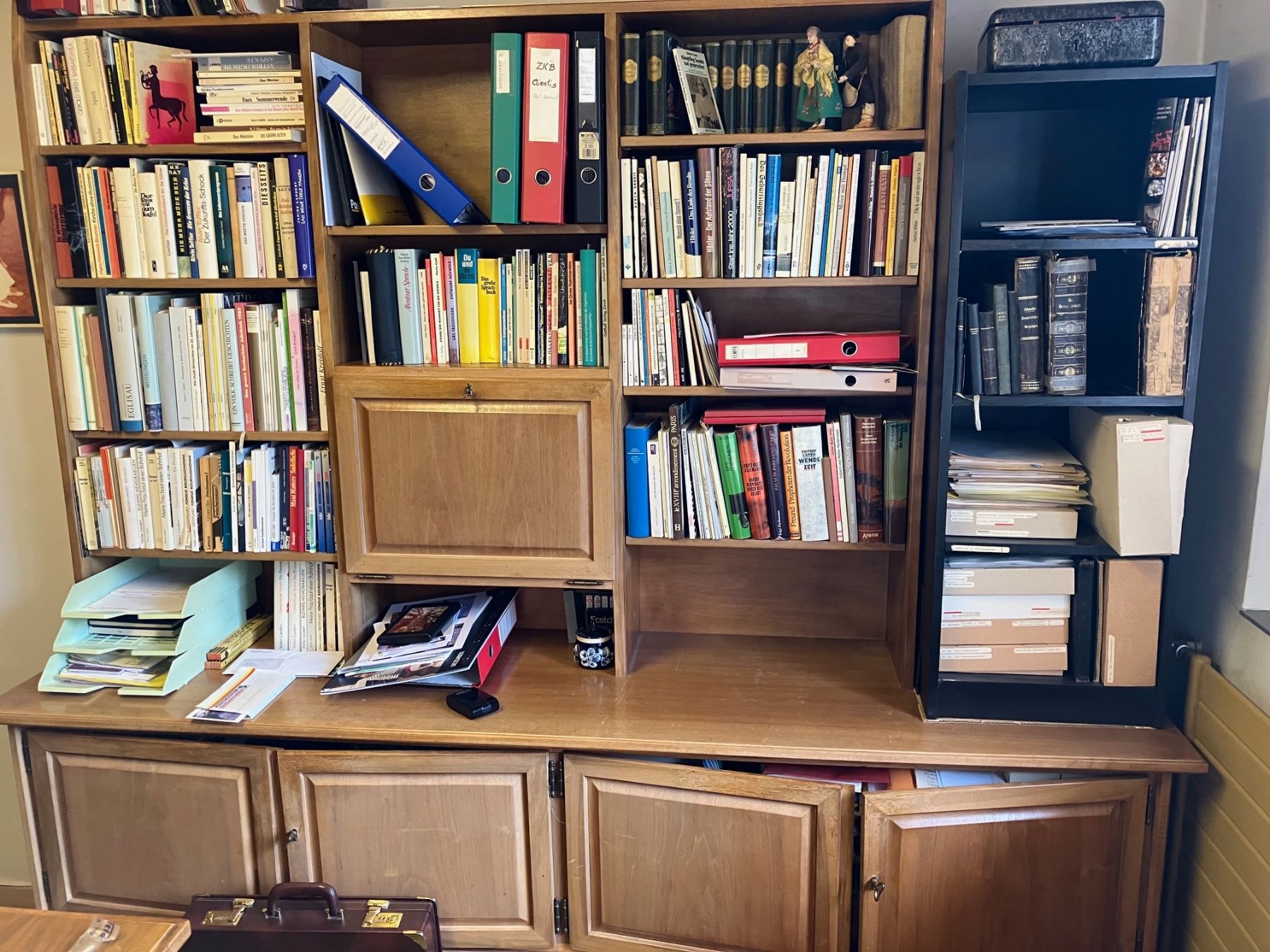 Scaffali: Älteres Bücherregal mit Unterkommode – Usato da Uster venduto da hpl_nl2w 1