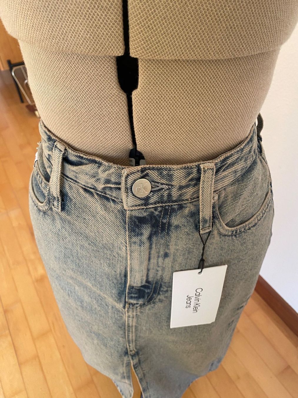 Calvin Klein Gonne: Jupe Calvin Klein Jeans taille W28 – Usato da Basel venduto da Maria-Alexa 1